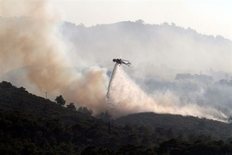 Ρίψεις από αέρος πραγματοποιούν έξι αεροσκάφη και τέσσερα ελικόπτερα 